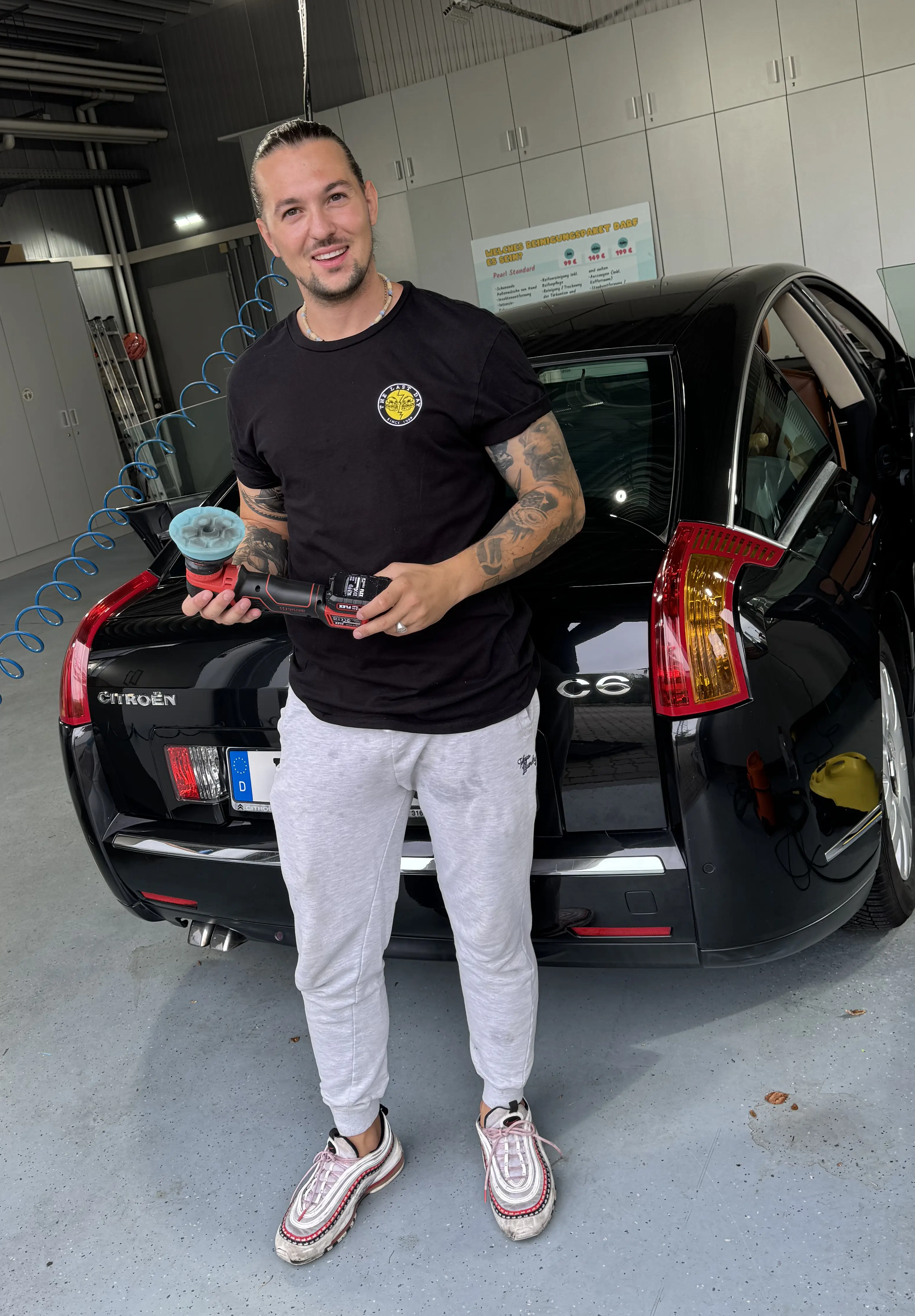 Glänzendes Luxusauto nach der Reinigung